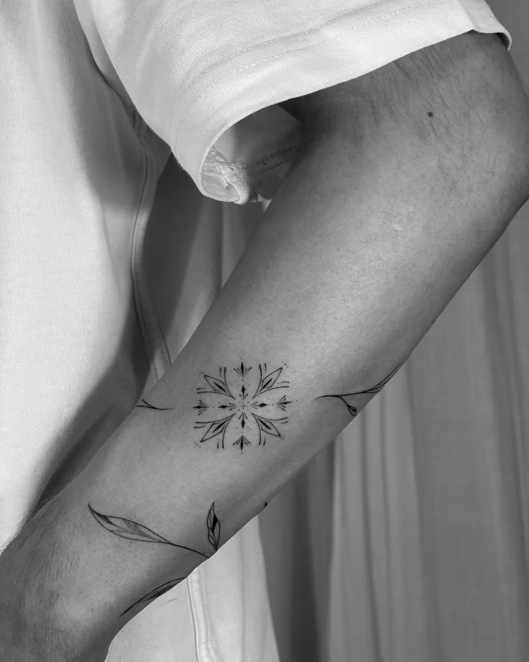 Ornamental composition on sternum with symmetry and black contrast
