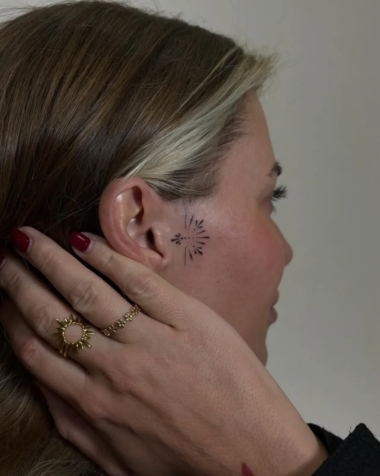 Fine line ornament adapted to the natural flow of the forearm