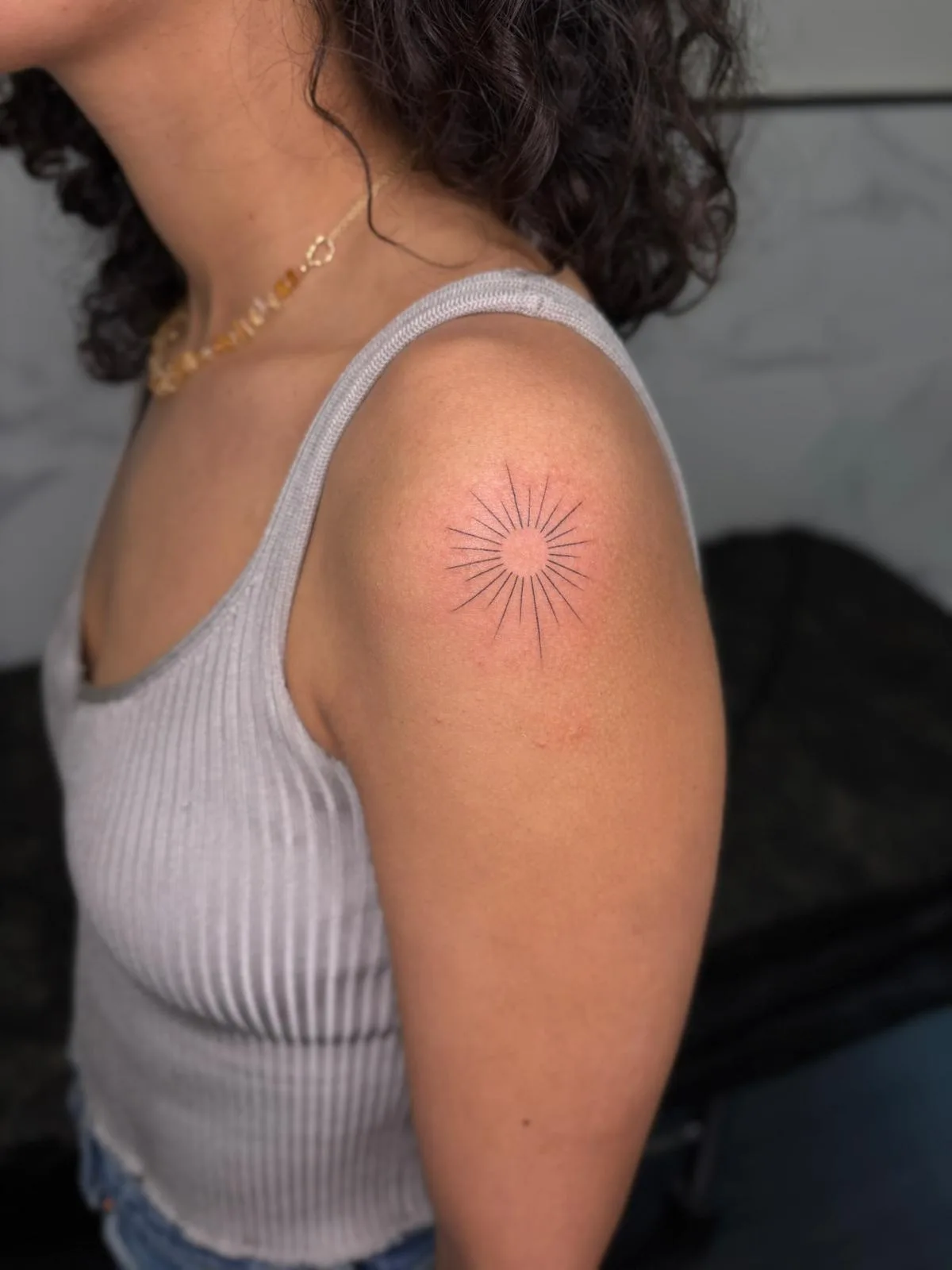 Flecha minimalista geométrica tatuada en el antebrazo