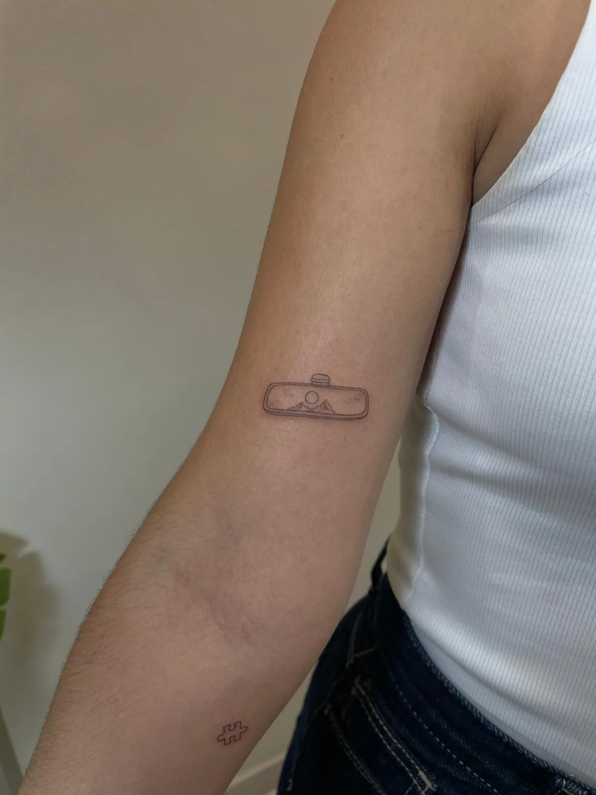 Corazón en trazo continuo de una sola línea en la muñeca