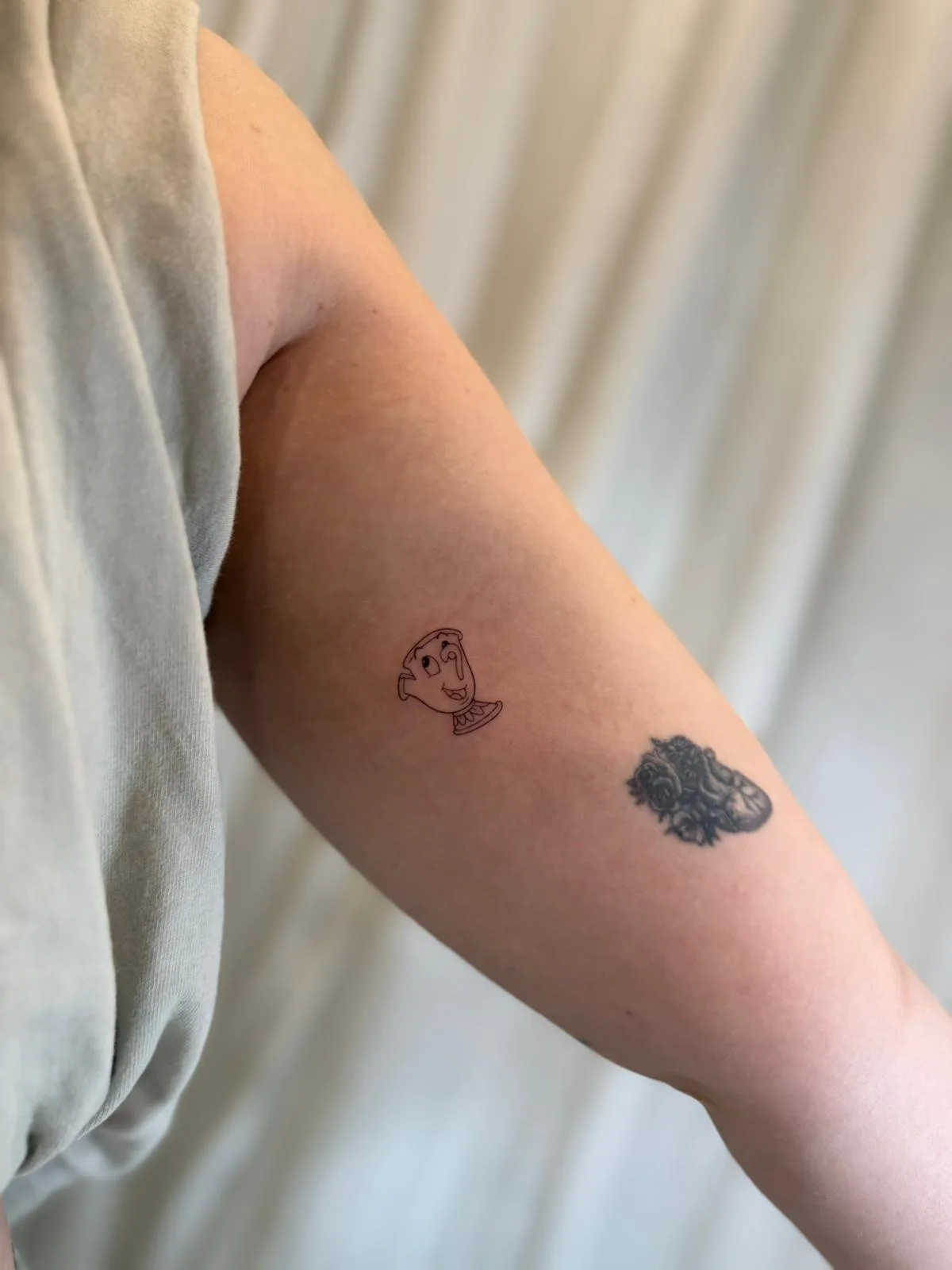 Firma manuscrita fine line como tributo personal en el antebrazo