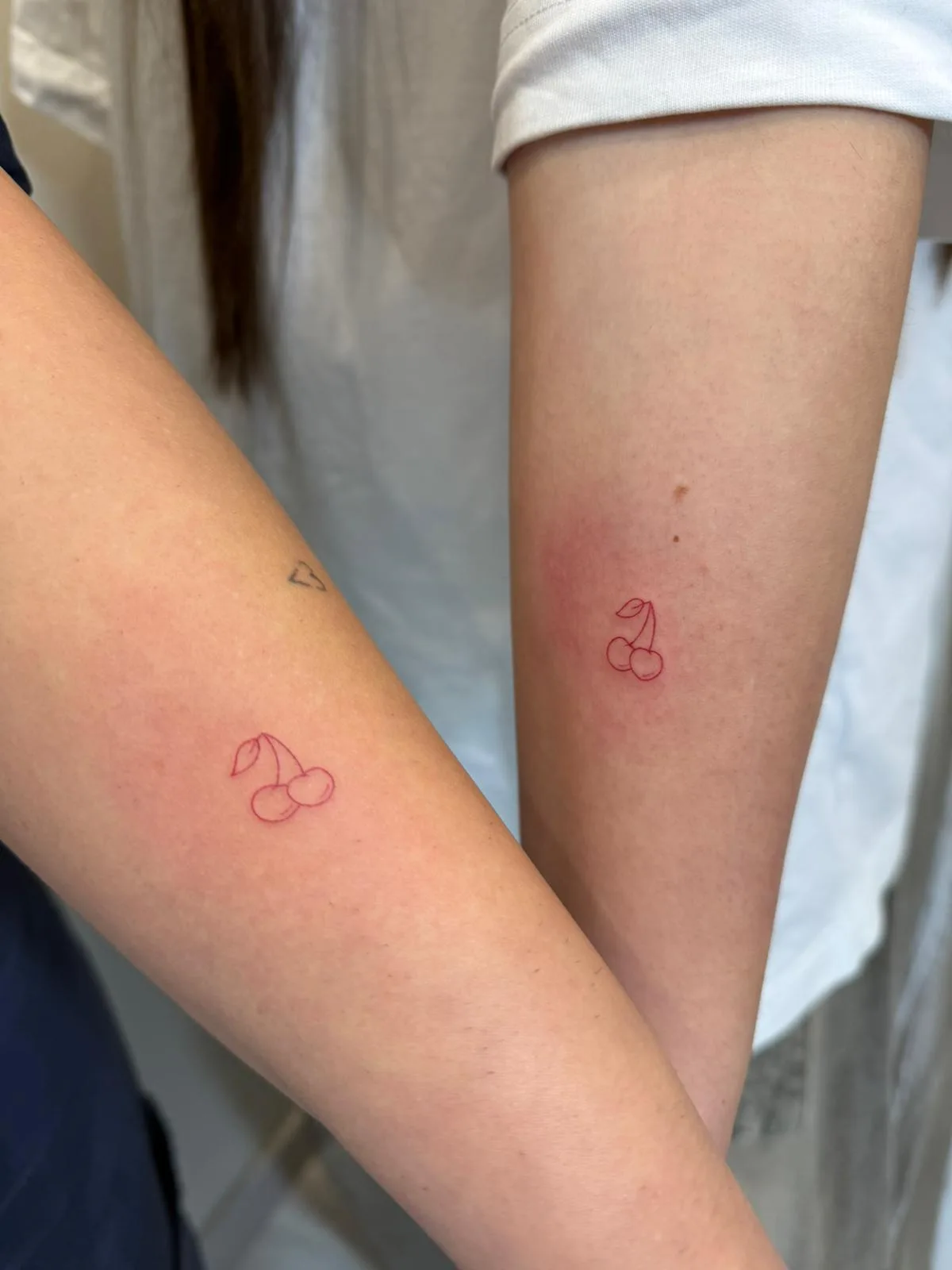 Corona minimalista con puntos en el antebrazo