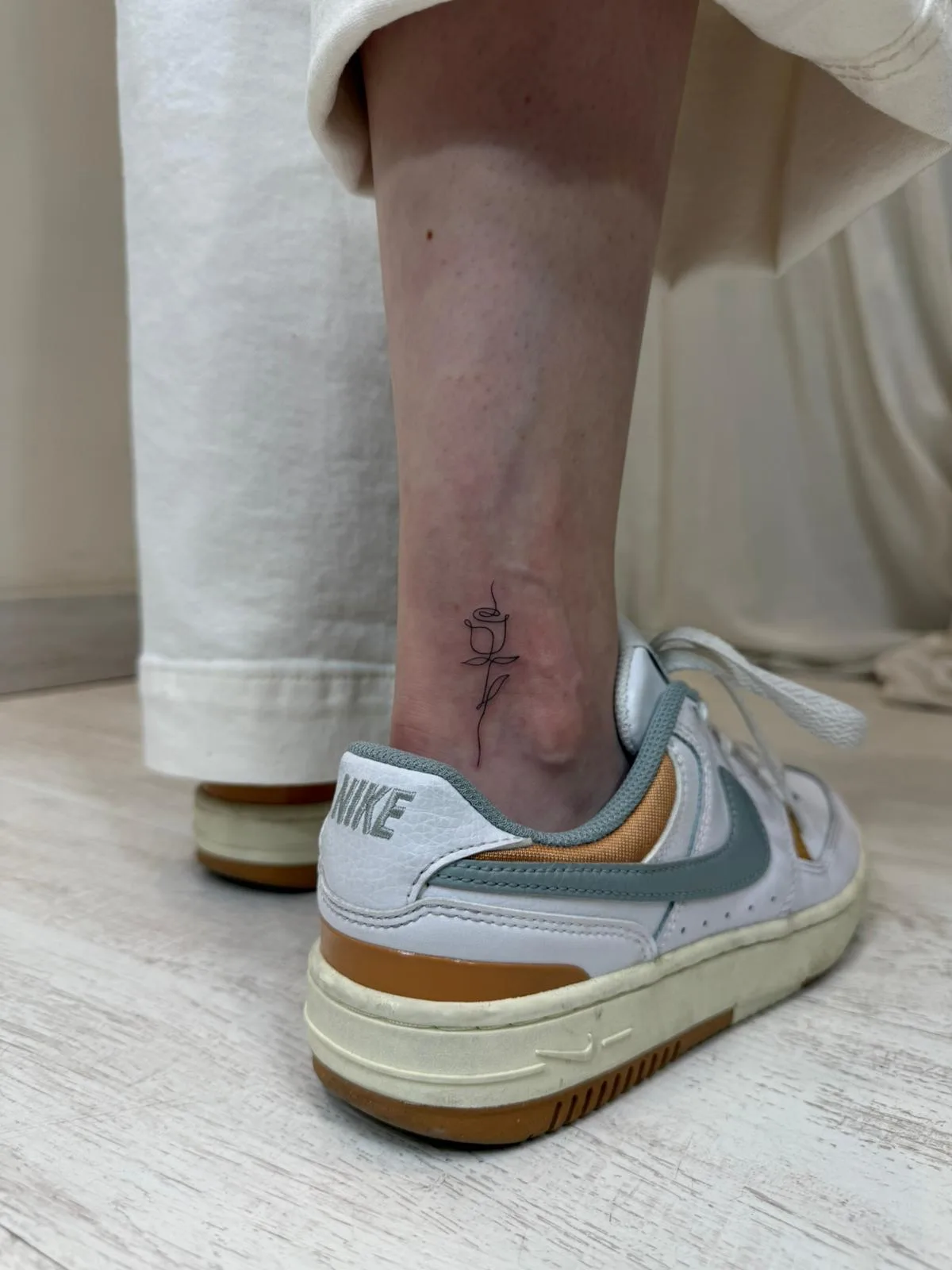 Símbolo del infinito en trazo continuo fino en la muñeca
