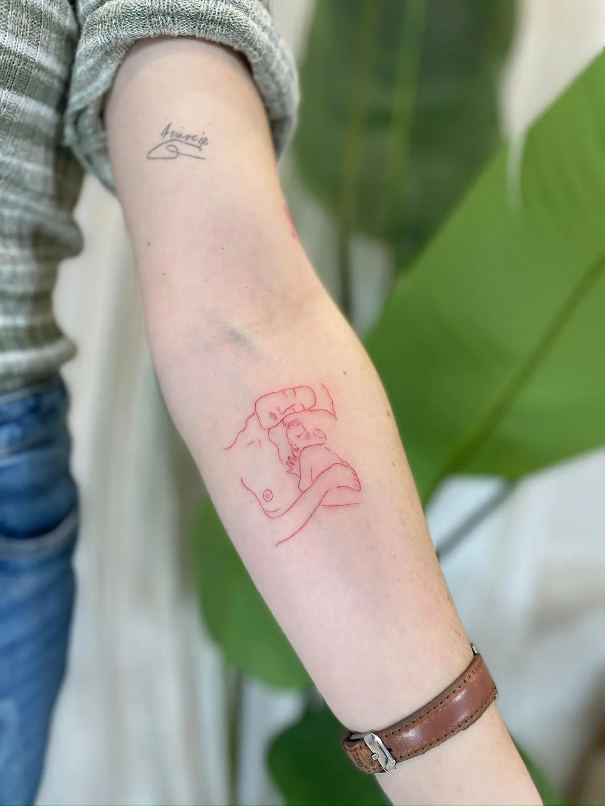 Pez koi estilizado en trazo limpio en el antebrazo